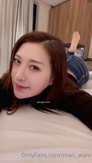 高顏值粉嫩嫩小美女皮膚白皙性感大長腿扶著雞巴努力舔吸吞吐，這銷魂滋味立馬讓雞巴硬起來猛操屁眼也要插…