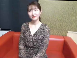约操外围小姐姐，扒掉衣服埋在胸里，穿上黑丝舔骚逼，大肥臀打桩机，操的妹子好爽