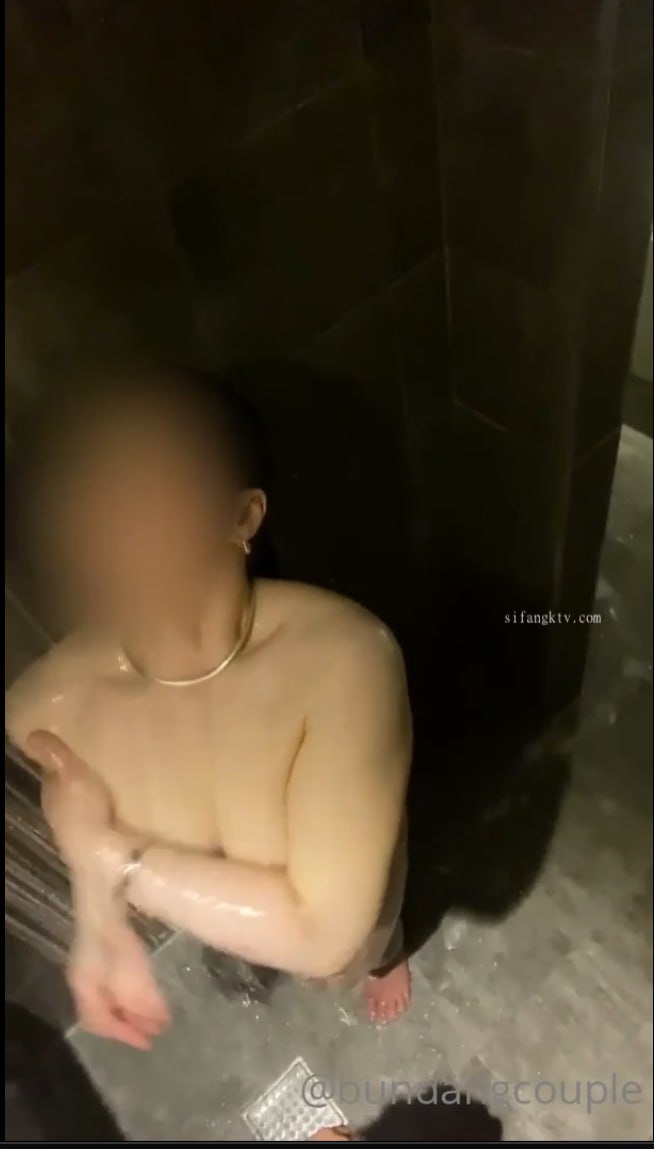 大奶甜美妹子，张开双腿摸逼口交床边猛操呻吟娇喘